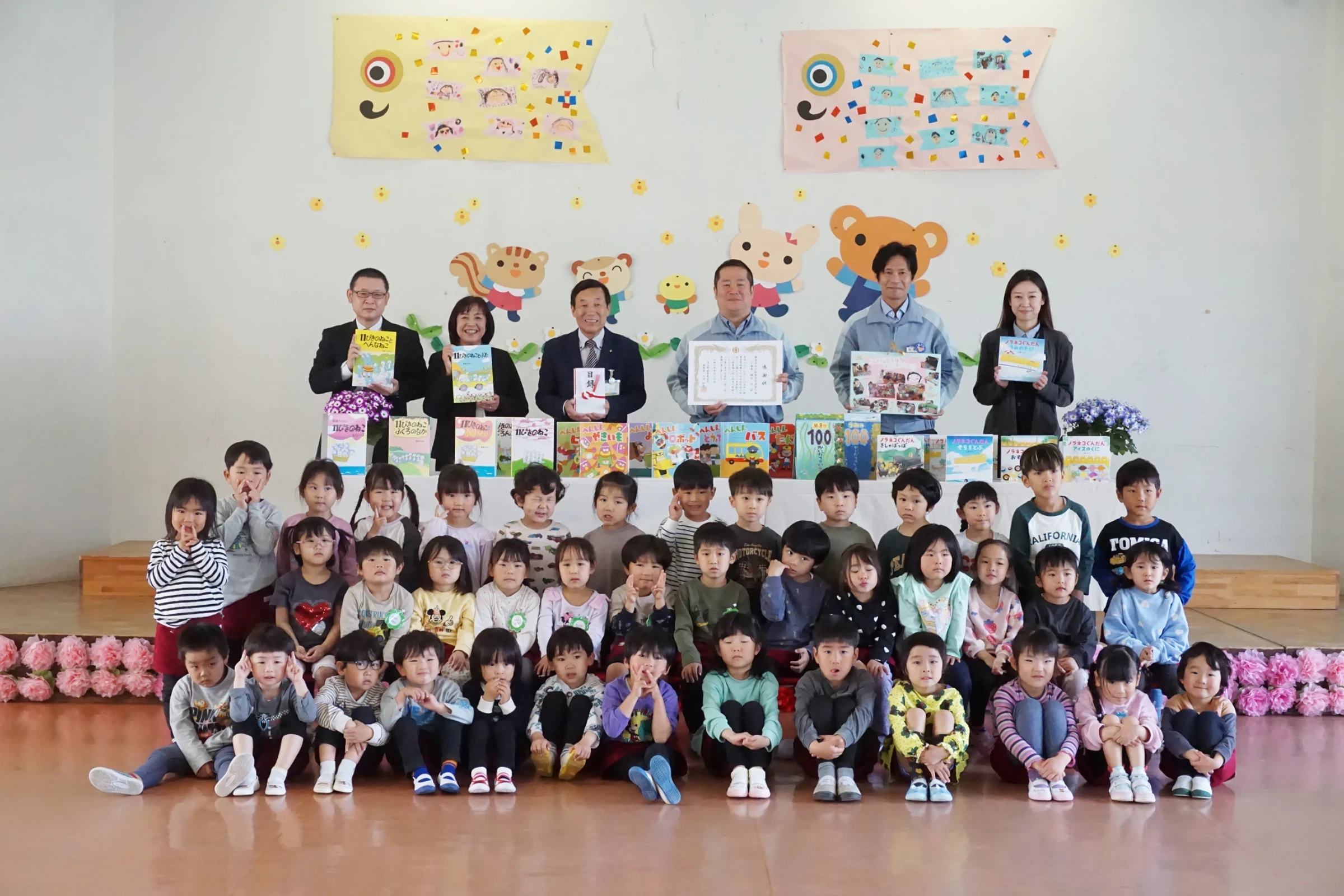 小松製作所滋賀工場 竜王町へ図書453冊を寄贈