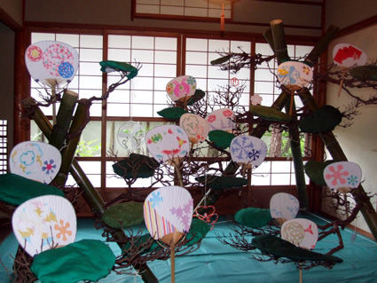 涼を誘う夏の風物詩「うちわ・扇子展」