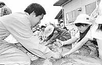 県に報告 住民サロン提言 住民主導・行政支援体制へ ほか (2000年5月12日号)