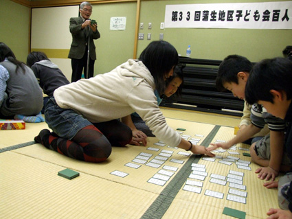 ロマンあふれる万葉の世界 百人一首大会 31人参加