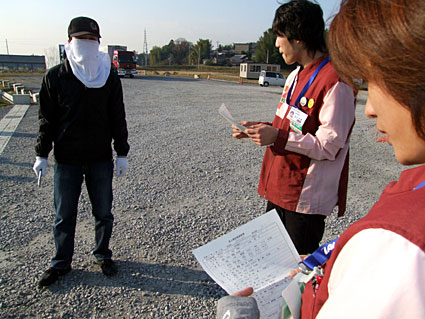 迫真の演技に「頭が真っ白」　コンビニ強盗を想定