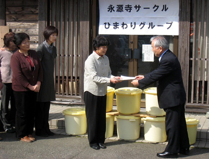 学校給食の食材に手づくり味噌を寄贈