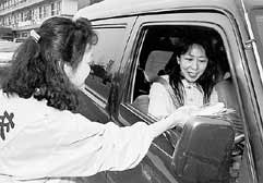 ＝能登川町で交通安全活動＝ ほか (2000年4月17日号)