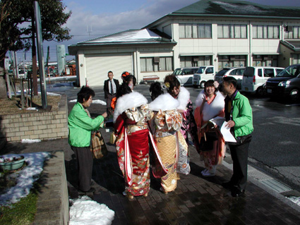 旧愛知郡役所の保存・活用訴える 成人式会場前で署名活動