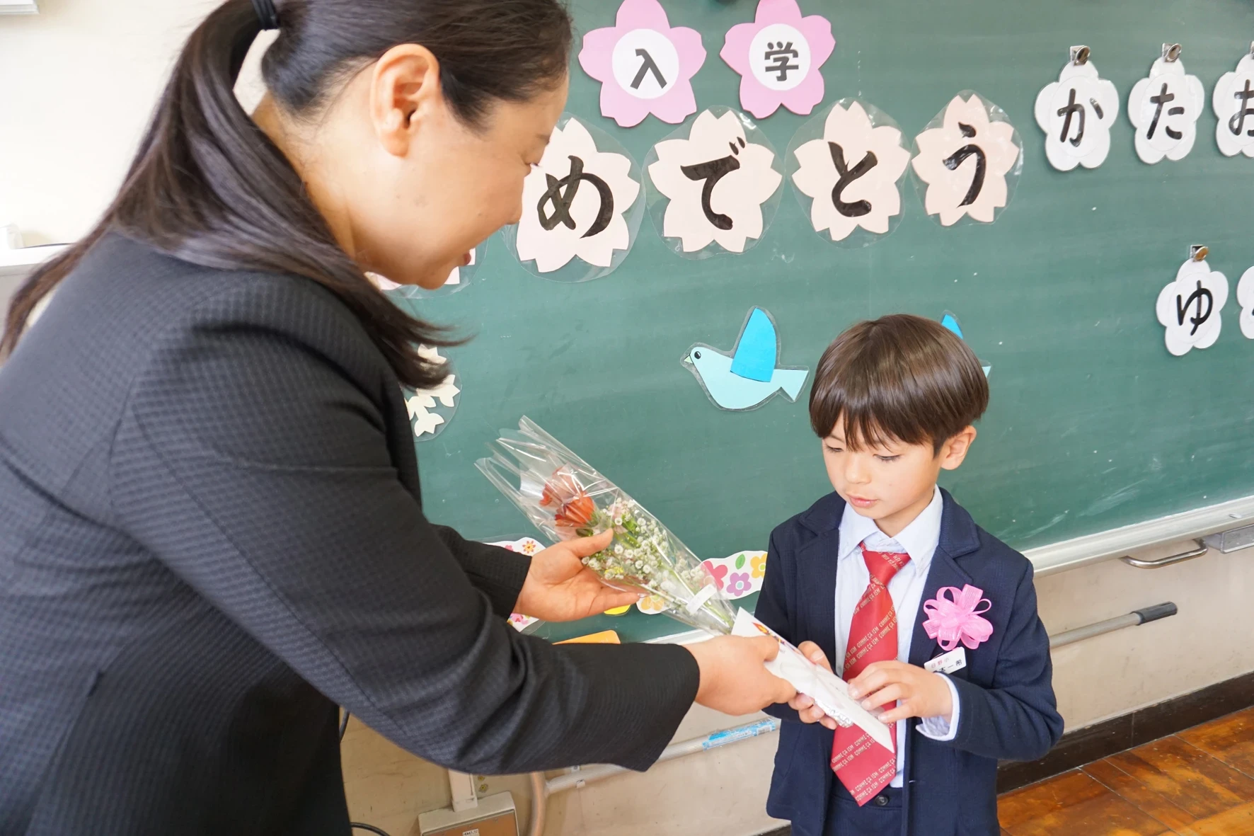 日野町の小中学校に入学する新1年生へ　奥田工務店が入学祝い品を贈る