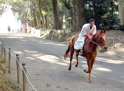 賀茂神社で「馬乗初式」 新年の安全を祈願