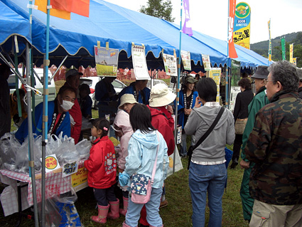 北海道愛別町きのこの里フェスティバル 特産のナシ・ブドウ大好評