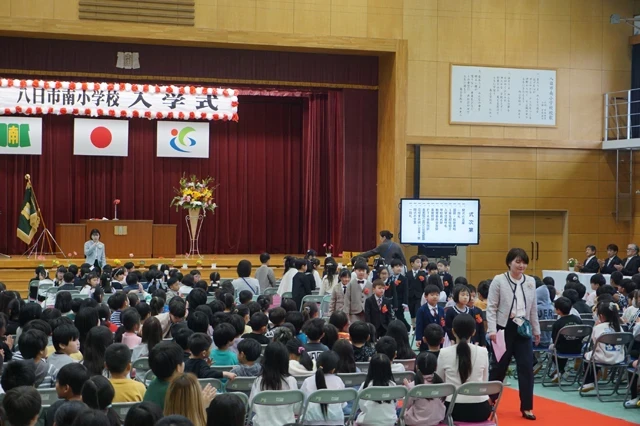 八日市南小にピカピカの1年生66人