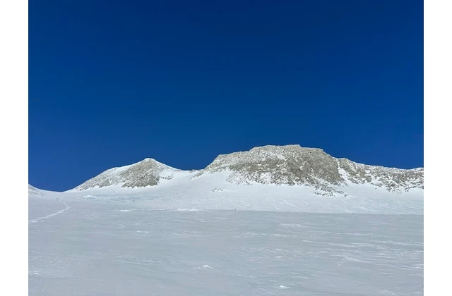 【寄稿】佐々木 司　南極大陸最高峰　ビンソン・マシフ登頂記録　～志をつなぐ登山～