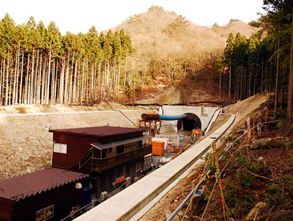 石榑（ぐれ）トンネル 着工から2年余、30日貫通式
