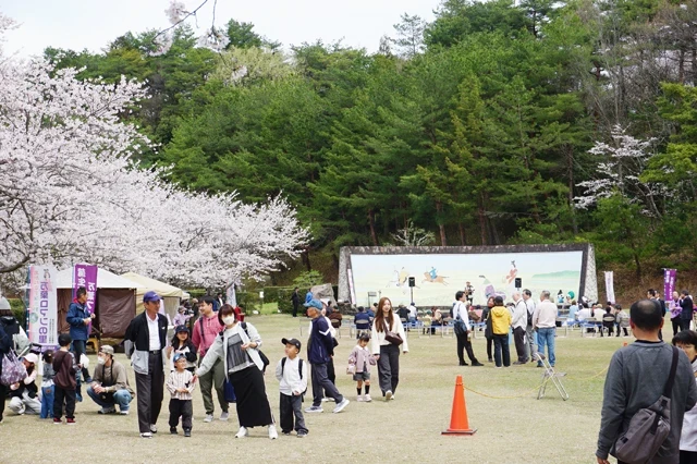 万葉の森船岡山公園、音楽や飲食で笑顔