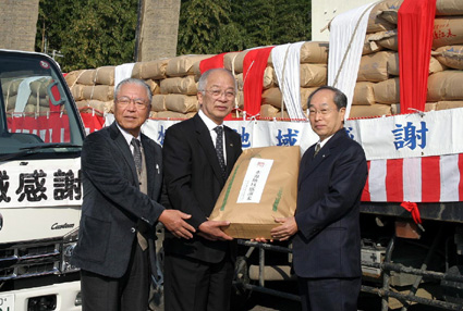 農業用水の水源地へ　感謝米13トン贈る