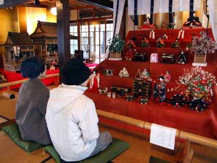 商家伝来の家宝雛 華やか『ひな人形めぐり』