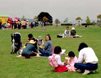 青い空と新緑に包まれ ほか (2000年5月2日号)