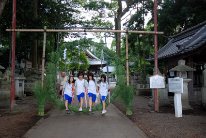 8の字に3回くぐると無病息災 野々宮神社の正面参道に