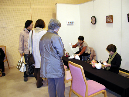 開館9周年記念「びんてまり展」ズラリ色鮮やか４７０点