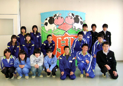校の生徒が大凧づくり「ねがうしあわせ」完成