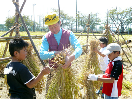 地域の子供は地域で育てよう！ふれあい稲刈り体験で交流