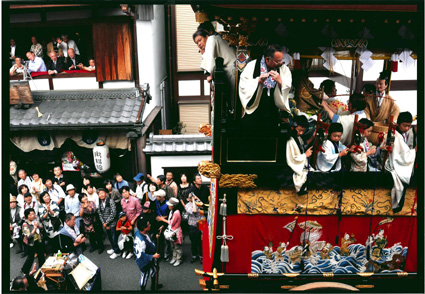 大津祭写真コンクール推薦に　小嶋さん  「祭り見る人・囃す人」