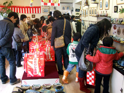 白樺テーマに新作ずらり 布引焼「初窯市」