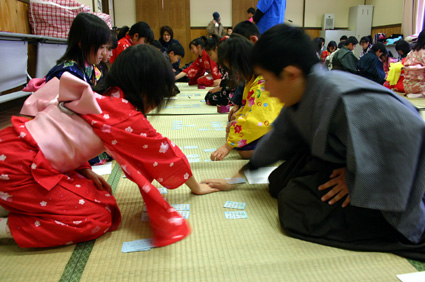 ゆかた姿で五色百人一首 日本文化に親しむ