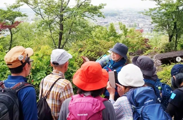人気ガイドに昼食も 草木芽吹く春のツアー