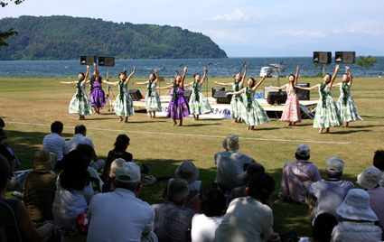 バンド演奏にフラダンス 宮ケ浜はハワイアン