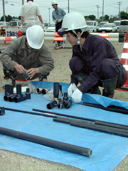直下型地震で水道管破裂 上水道工事組合が防災訓練