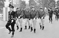 女性団員も晴れやかに ほか (2001年1月15日号)