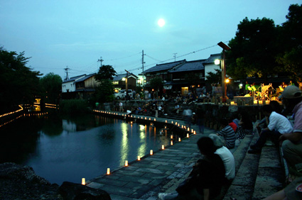 灯りに揺れる町並み 秋の夜長をそぞろ歩き