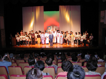 地域ブランド「麻コレ」発表会 手づくり作品ステージ飾る