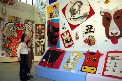 全国各地から珍しい図柄８１作品集める 新春特別企画「干支凧展－丑－」