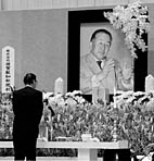 参列者一千人が焼香 ほか (2002年2月9日号)