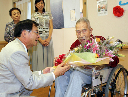 西澤市長が長寿慶祝訪問 いつまでもお元気で・・・