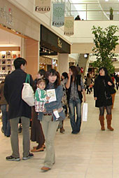 大型ショッピングセンター相次ぎオープン