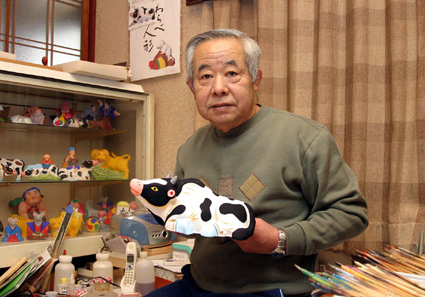 干支の置物「寝牛」　日本民芸公募展で優秀賞