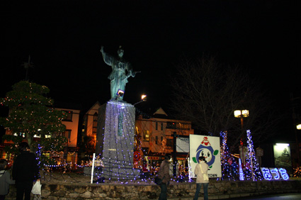 「火天の城」のパネルも登場 あづちイルミネーション