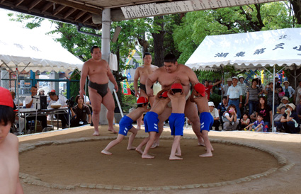 土俵で全児童が力試し 湖東第三小学校「第34回相撲大会」