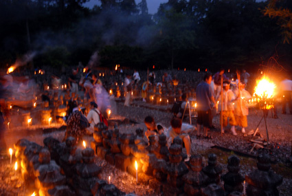石仏石塔にローソクの明かり 幽玄の世界へと誘い込む