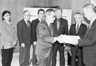 近江鉄道松尾踏切の拡幅求め ほか (2000年12月4日号)