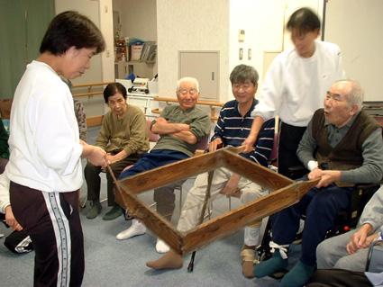 記憶引き出す“コツ”学ぶ 介護予防「回想法」