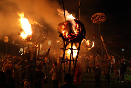 松明夜空を乱舞