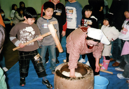 手作りアイデアいっぱい４小児童ゲームで交流