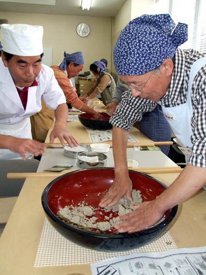 手打ちの醍醐味  そば打ちに熱中！　第２期は 「料理教室特集」