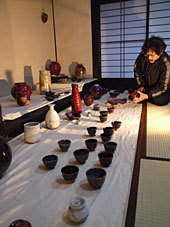 紅葉の赤、渓流の青近江湖東の自然　焼きもので表現