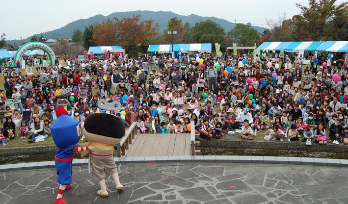 5,000人、多彩な催し楽しむ 五個荘の「ふれあい広場」