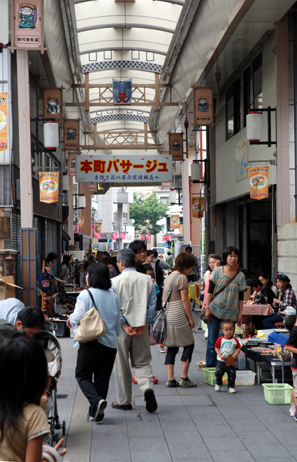 本町パサージュにぎわう 手づくりアート求めて