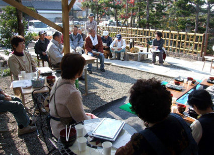 苔が光る庭園に地域ボランティアが葉刈り
