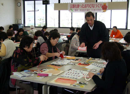 手づくりにチャレンジ 金襴「おりびなづくり」