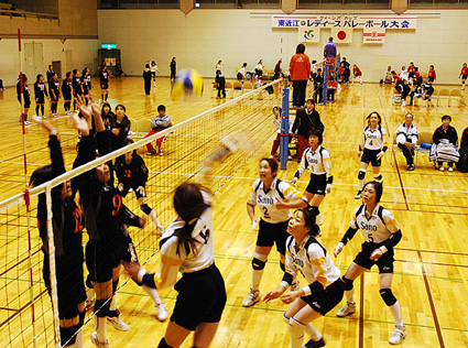 第34回東近江レディースバレーボール大会 あす、29チームが熱戦展開
